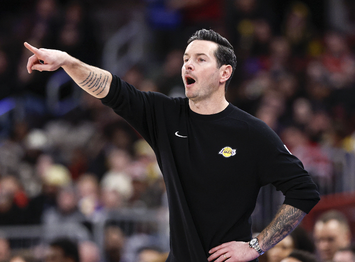 互动-斯玛特和海斯打成最大赢家!雷迪克发布会公开称赞,统治内外线!|湖人|马库斯-斯玛特|新奥尔良鹈鹕队|贾克森·海斯|JJ-雷迪克_新浪体育_新浪新闻