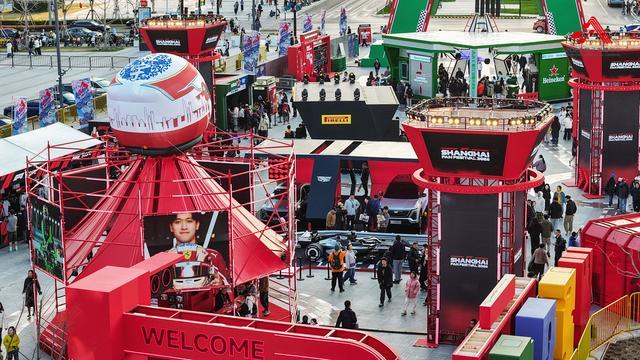 互动-从《飞驰人生》到飞驰人生：2026格子旗嘉年华启幕 经典F1战车亮相西岸