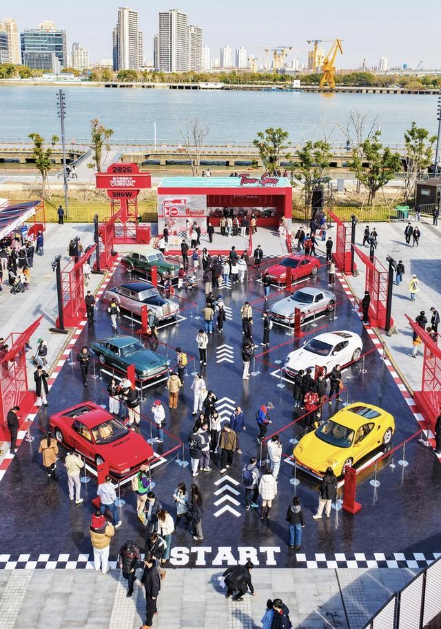 互动-从《飞驰人生》到飞驰人生：2026格子旗嘉年华启幕 经典F1战车亮相西岸