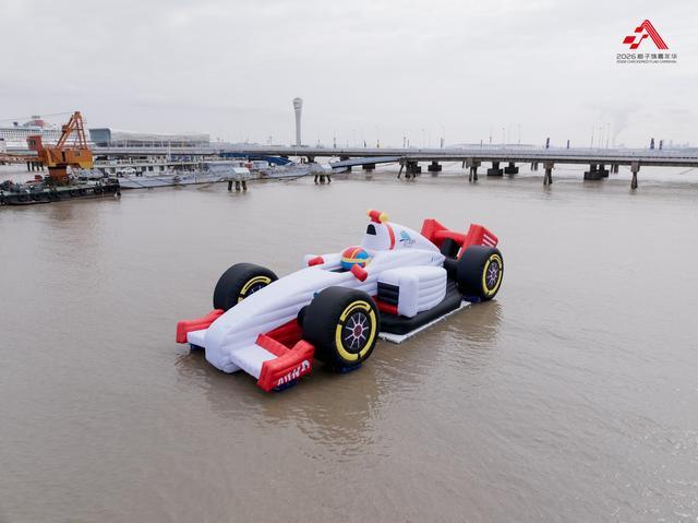 互动-从《飞驰人生》到飞驰人生：2026格子旗嘉年华启幕 经典F1战车亮相西岸