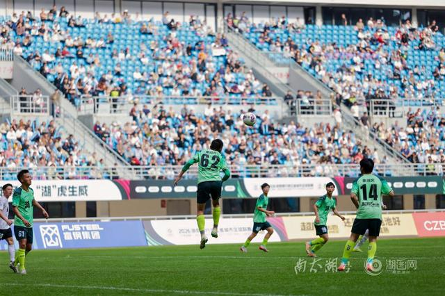 篮球-21635人的心跳,与湖州队同频——“吴越杯”湖州主场首战侧记|杭州|浙江省城市足球联赛|球迷|看台|折页_新浪体育_新浪新闻