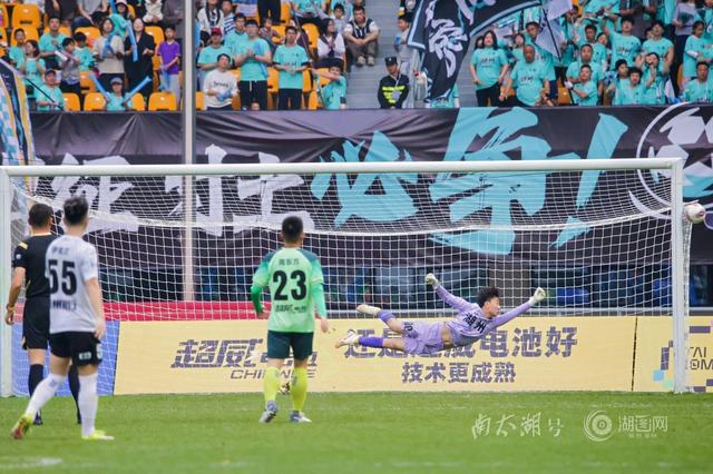 篮球-21635人的心跳,与湖州队同频——“吴越杯”湖州主场首战侧记|杭州|浙江省城市足球联赛|球迷|看台|折页_新浪体育_新浪新闻