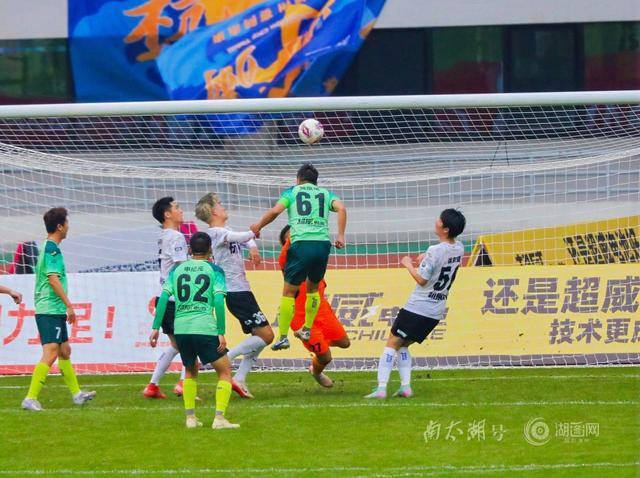 篮球-21635人的心跳,与湖州队同频——“吴越杯”湖州主场首战侧记|杭州|浙江省城市足球联赛|球迷|看台|折页_新浪体育_新浪新闻